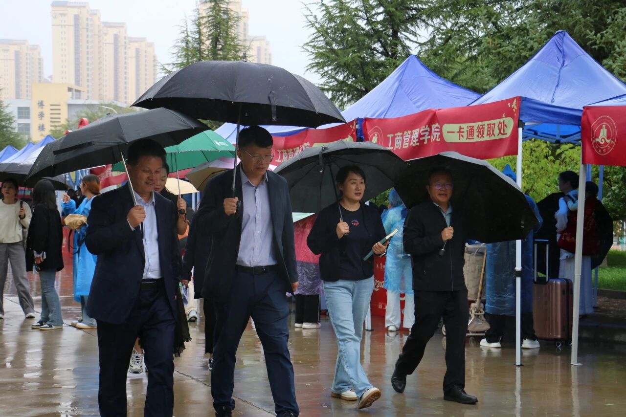 深入宿舍暖人心，关怀寄语启新程—管新...